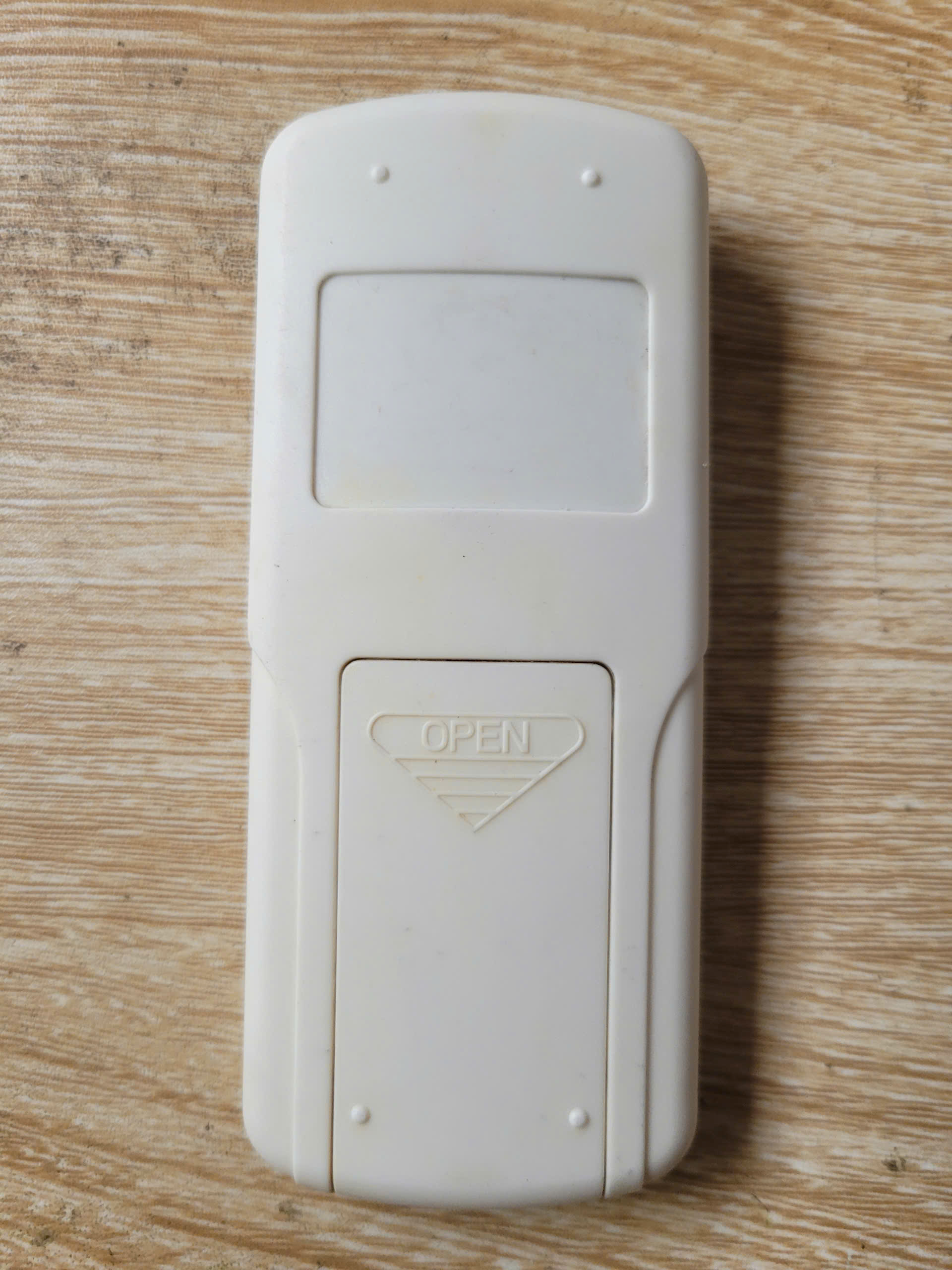 dieu-khien-tu-xa-quat-dieu-hoa-daikio-dk2500a-1