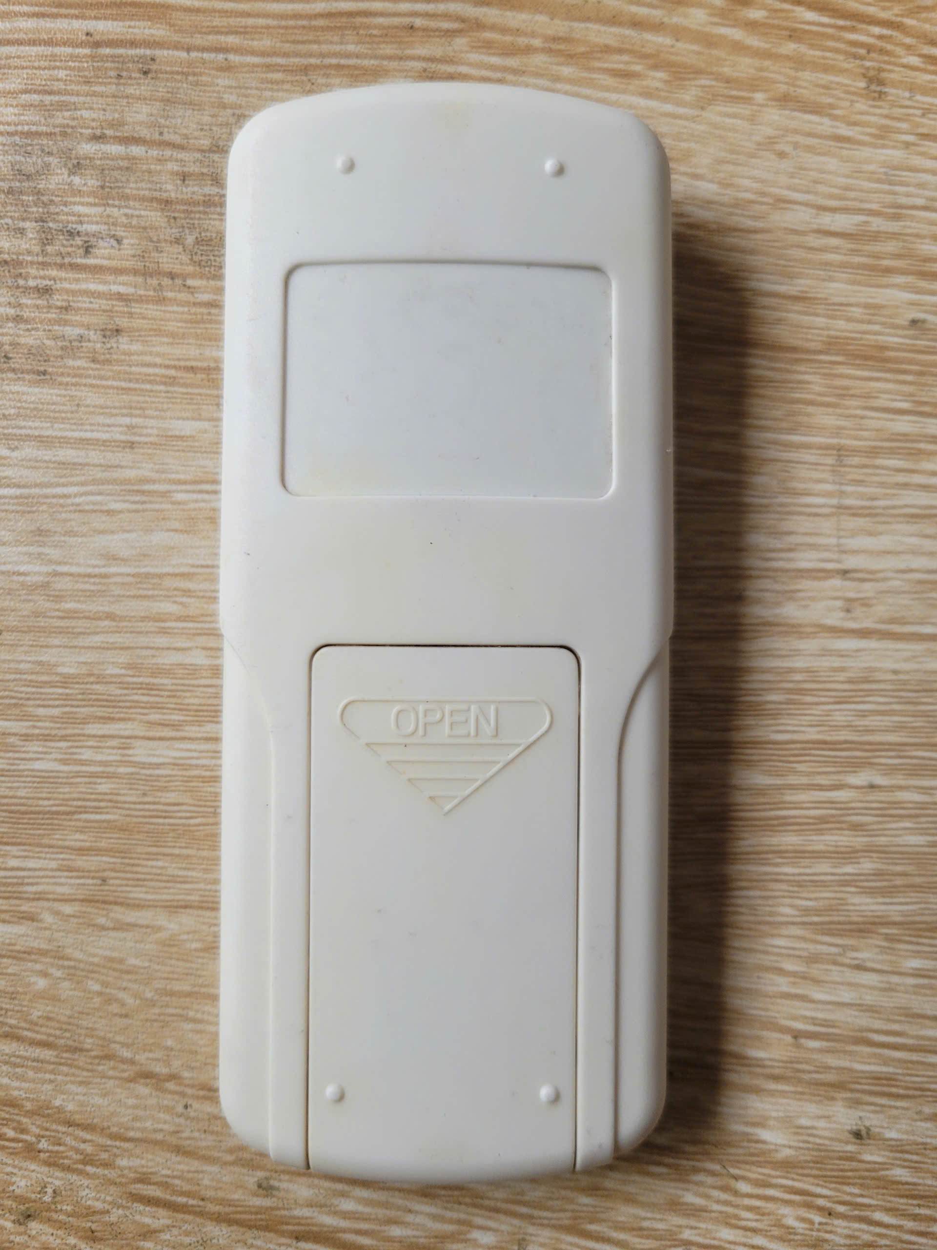 dieu-khien-tu-xa-quat-dieu-hoa-daikio-dk2500a-2